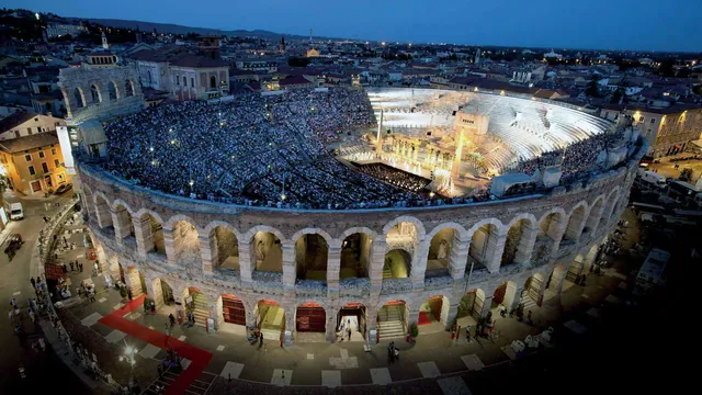 L’Arena di Verona illuminata durante la stagione lirica