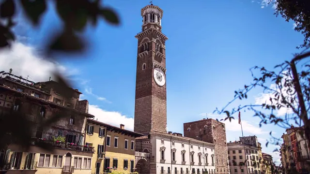 La Torre dei Lamberti e la vista sui tetti