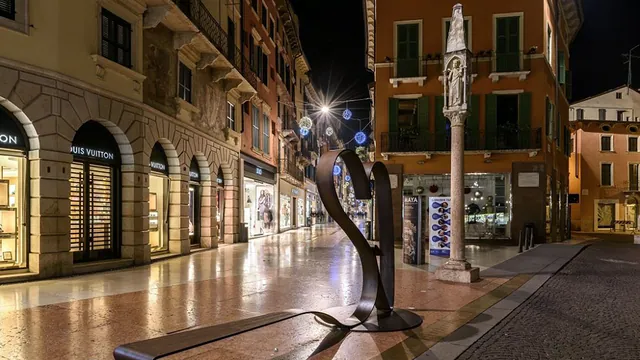 Via Mazzini, la passeggiata dello shopping